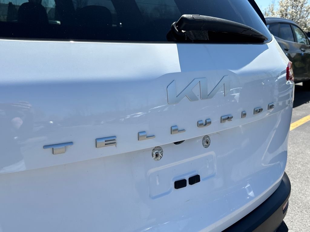 Used 2022 White Kia S image 15