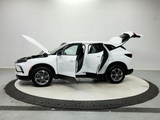 Used 2025 White Chevrolet LT image 13