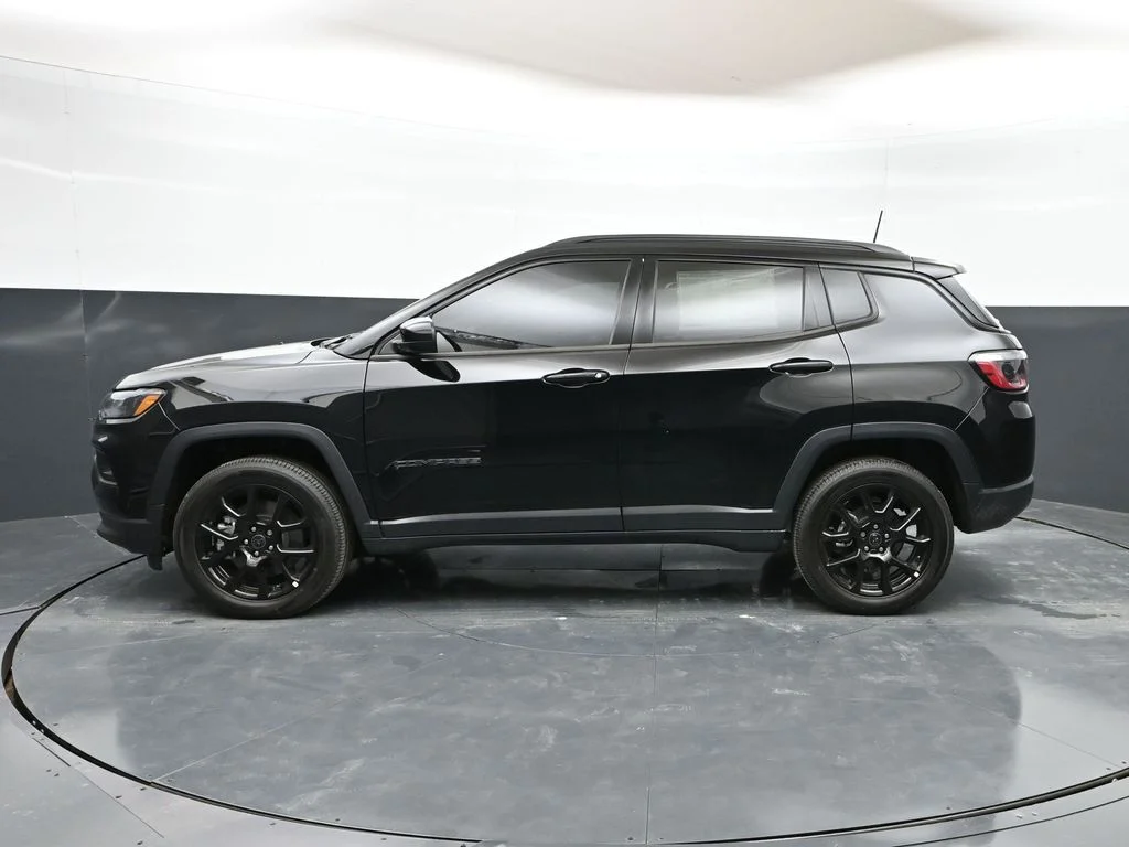 New 2026 Diamond Black Crystal Pearl-Coat Exterior Paint Jeep Latitude image 8