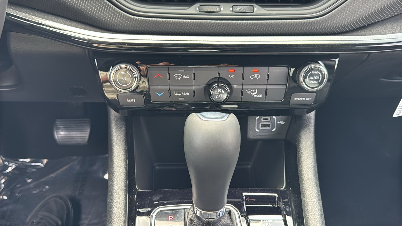 New 2026 Red Hot Pearlcoat Jeep Latitude image 28