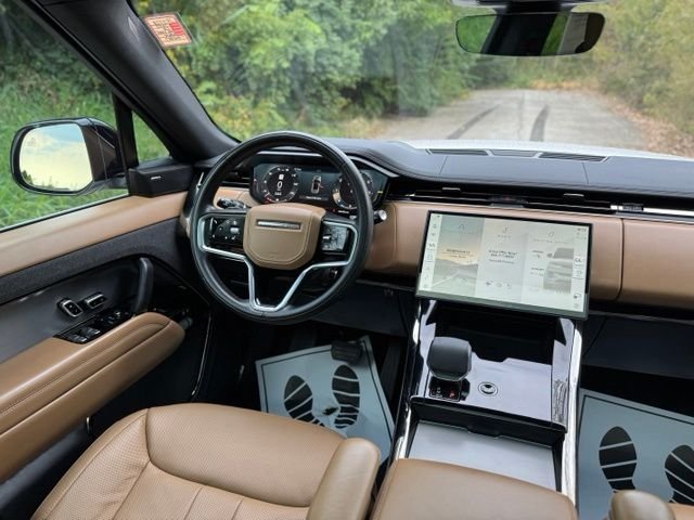 Used 2025 Ostuni Pearl White Premium Metallic Land Rover SE image 28