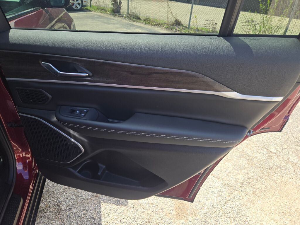 New 2026 Velvet Red Pearl-Coat Exterior Paint Jeep Limited image 9