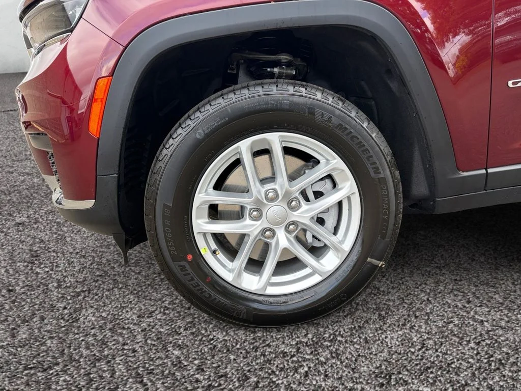 New 2026 Velvet Red Pearl-Coat Exterior Paint Jeep Laredo image 10