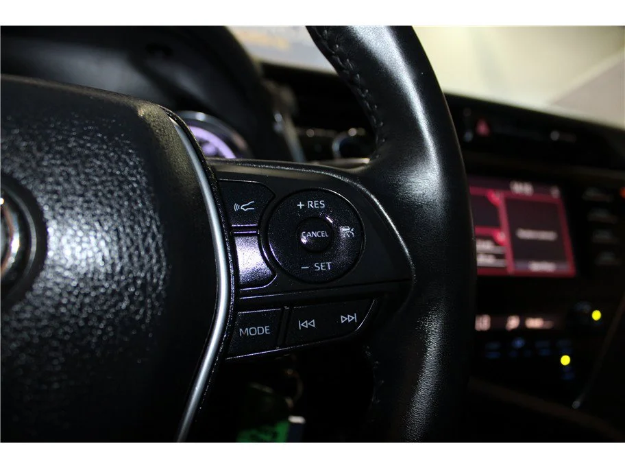 Used 2018 Black Toyota SE Sedan 4D image 28