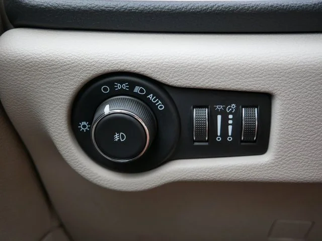 Used 2021 Brilliant Black Crystal Pearlcoat Chrysler Limited image 19