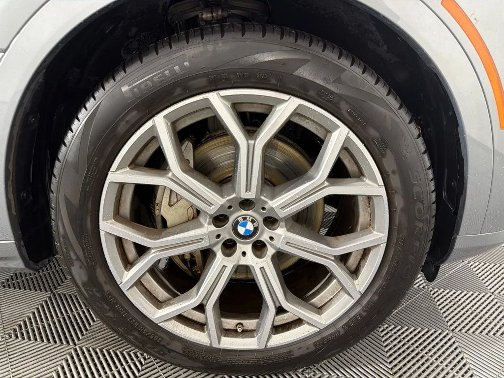 Used 2025 Gray BMW xDrive40i image 11