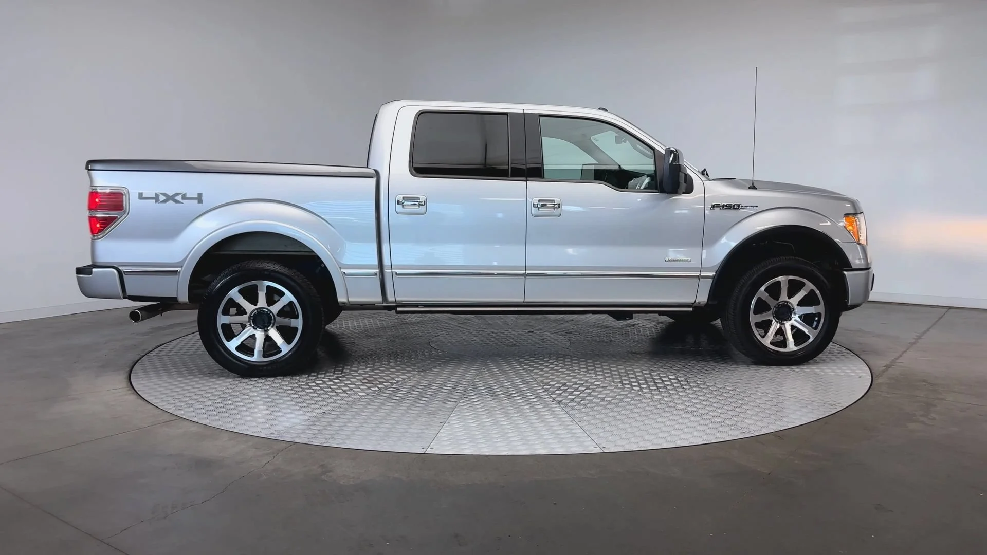 Used 2011 Ingot Silver Metallic Ford Platinum image 9