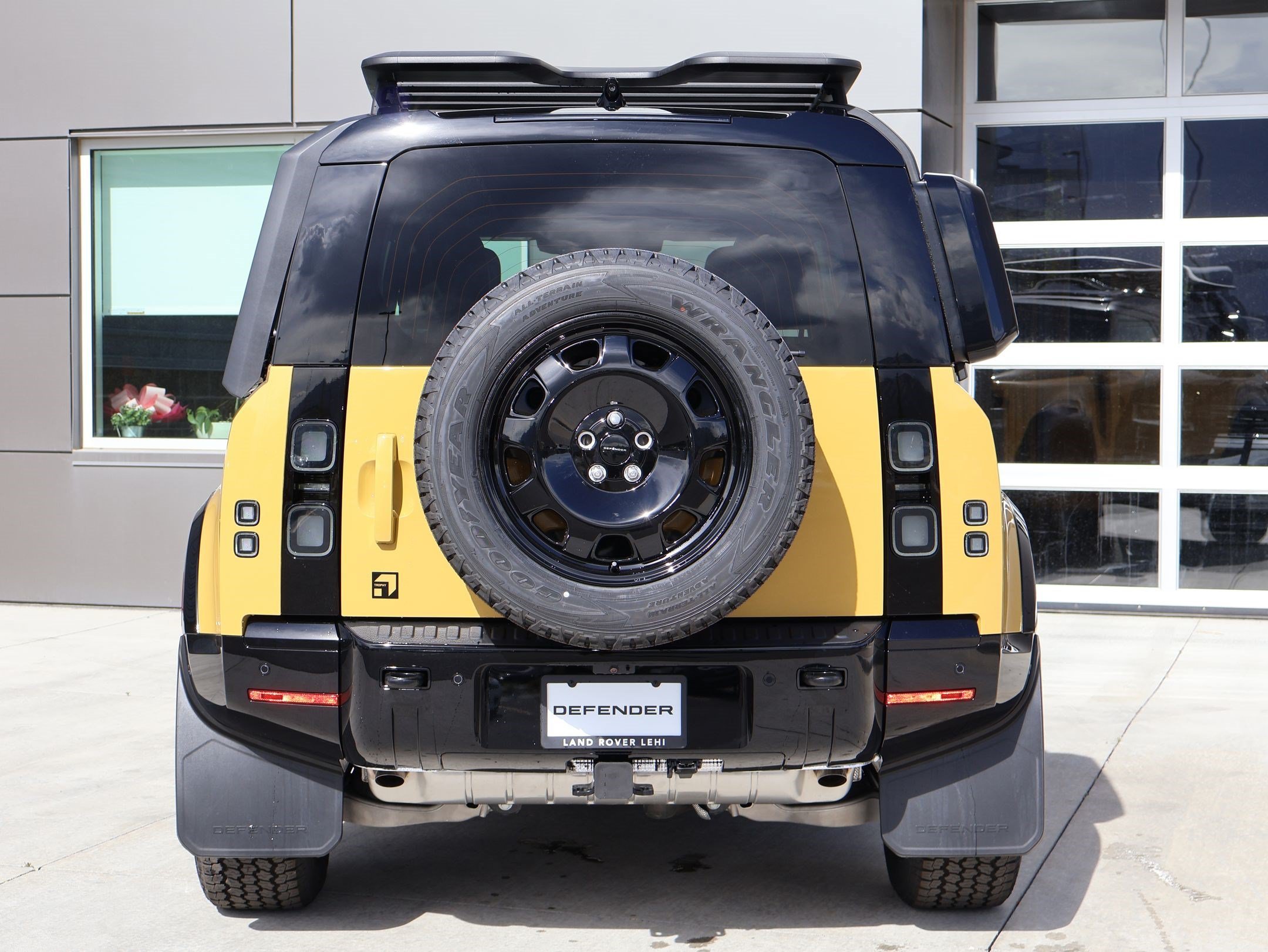 New 2026 Deep Sandglow Yellow LAND ROVER P400 Trophy Edition Deep Sandglow image 7