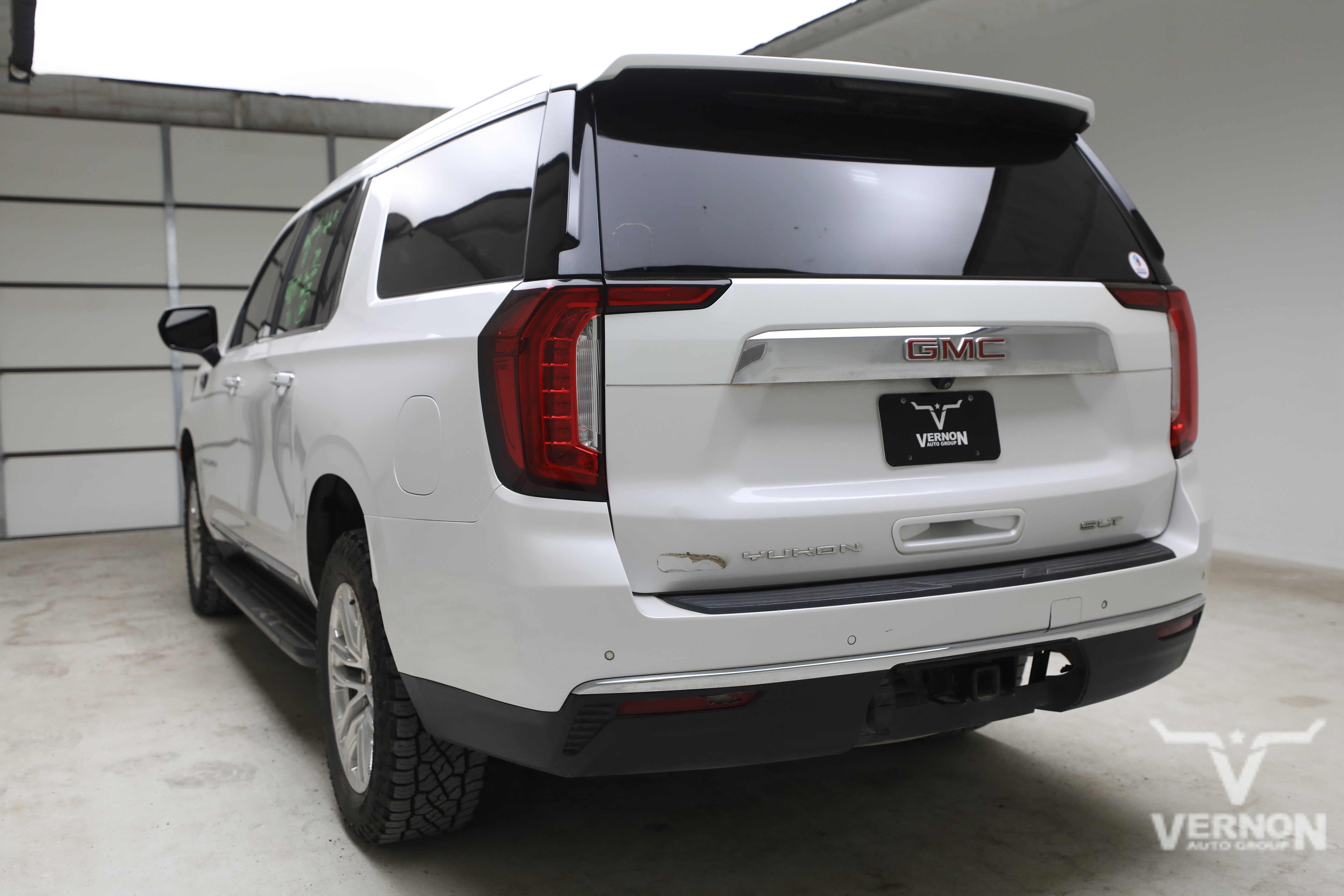 Used 2023 White Frost Tricoat GMC Y image 2