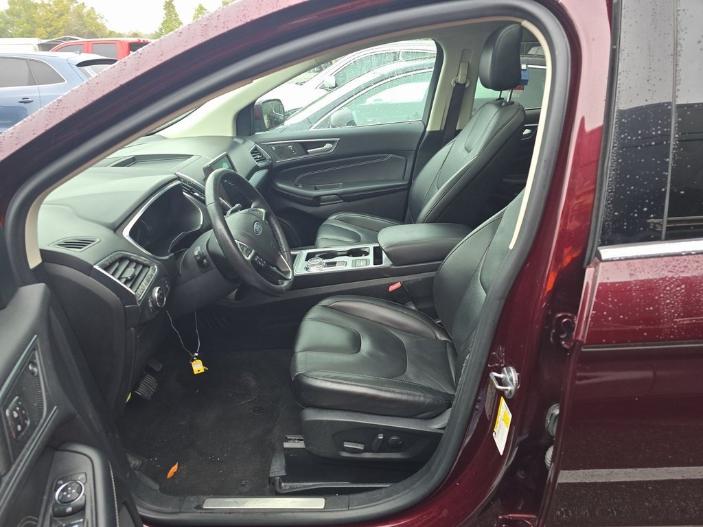 2021 Ford Edge Titanium photo 2