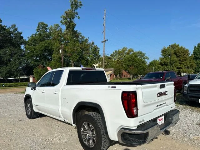Used 2022 White GMC SLE image 9