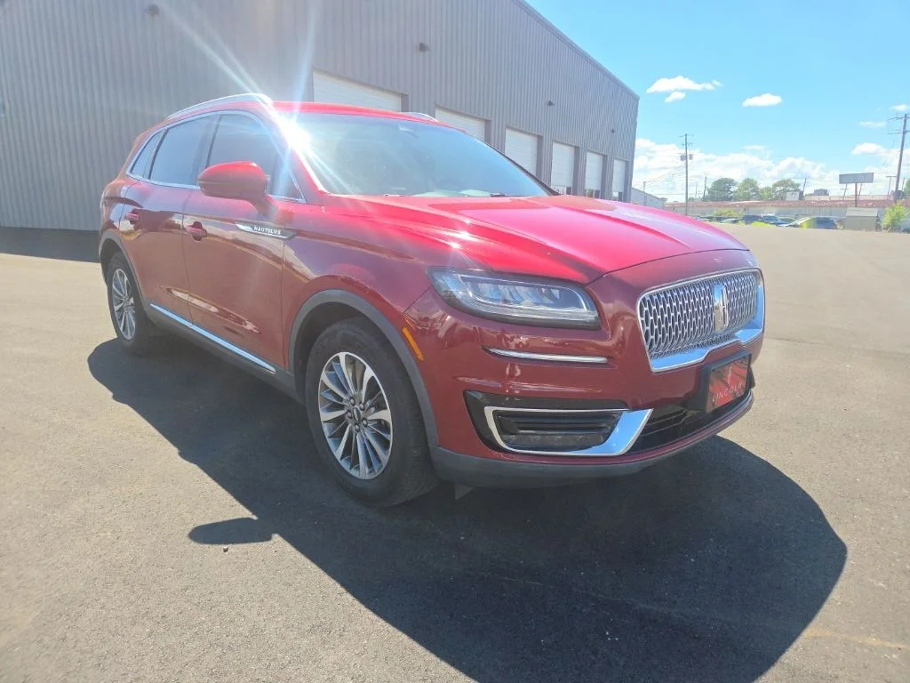 Used 2019 Red Lincoln Select image 1