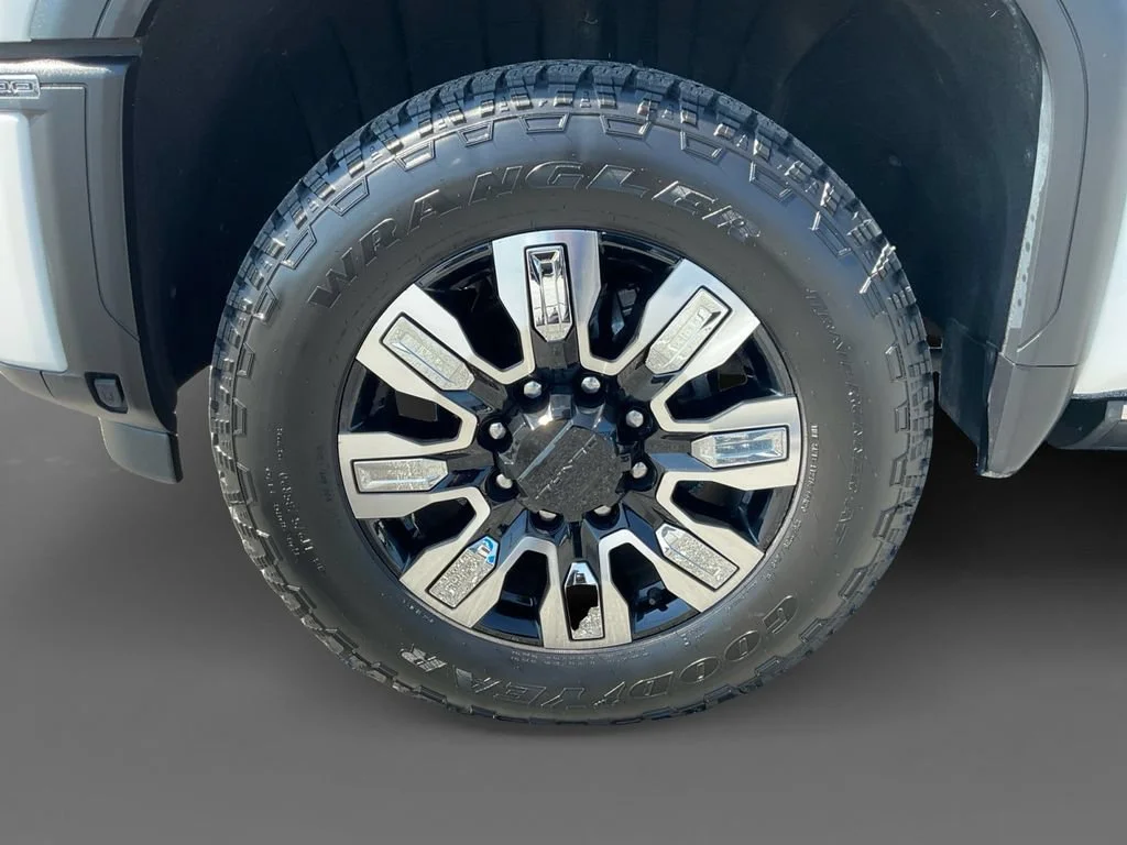 Used 2025 White Frost Tricoat GMC Denali image 13