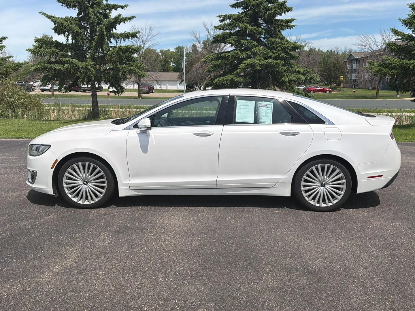Used 2017 White Platinum Metallic Tri-Coat Lincoln Reserve image 4