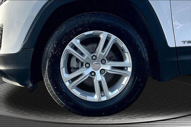 Used 2021 White GMC SLE image 32