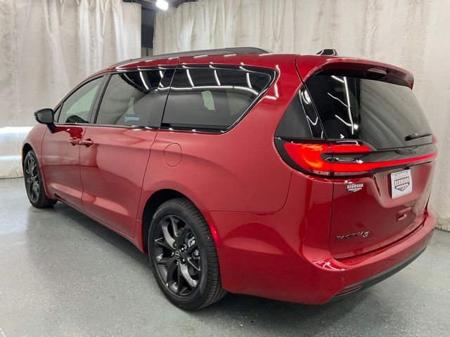 New 2026 Red Hot Pearl-Coat Exterior Paint Chrysler Select image 5
