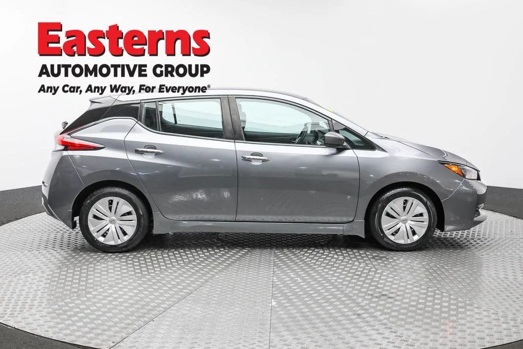 Used 2023 Gray Nissan S image 4