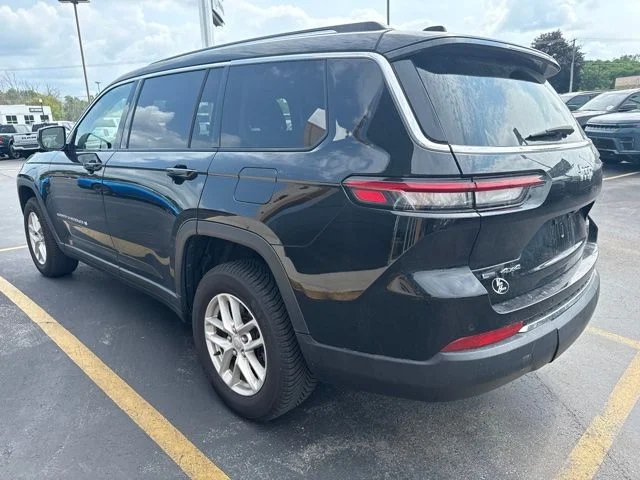 Used 2021 Diamond Black Crystal Pearlcoat Jeep Laredo image 4