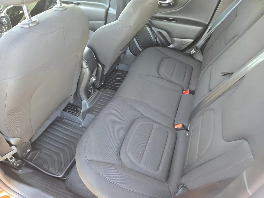 Used 2022  Jeep Latitude image 29