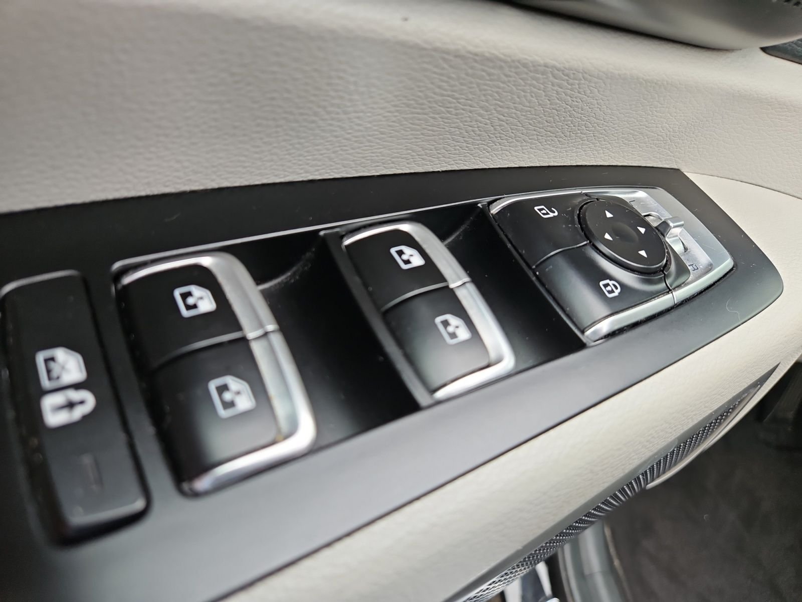 Used 2023 Black Kia S image 22