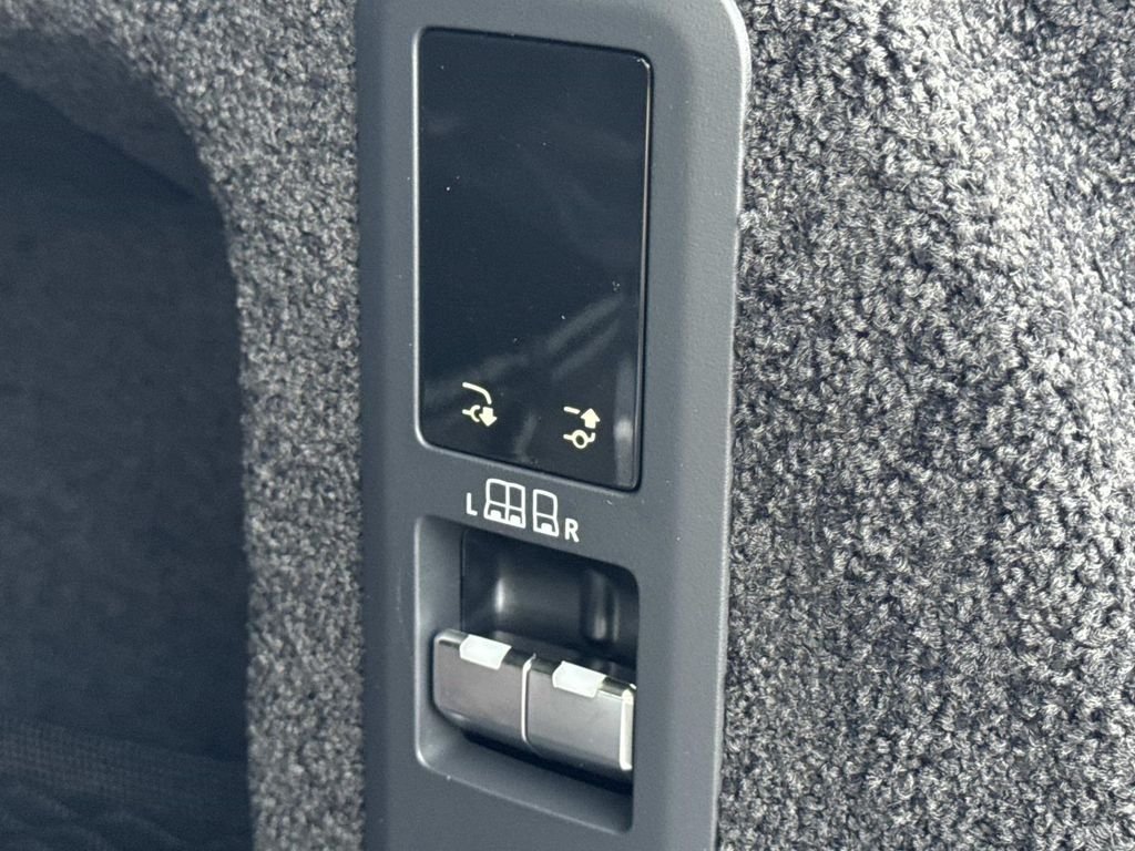 New 2026 Icy White Land Rover SE image 7