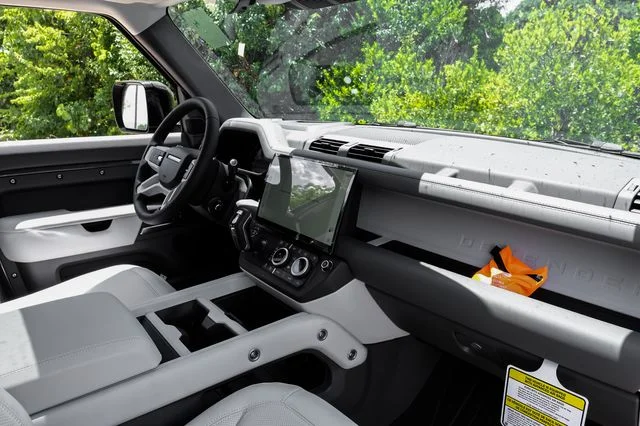 New 2026 Tasman Blue Land Rover X-Dynamic SE image 17