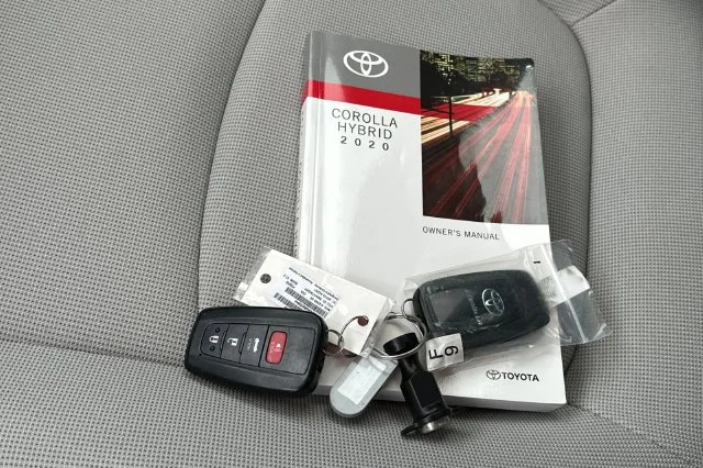 Used 2020 White Toyota LE image 9