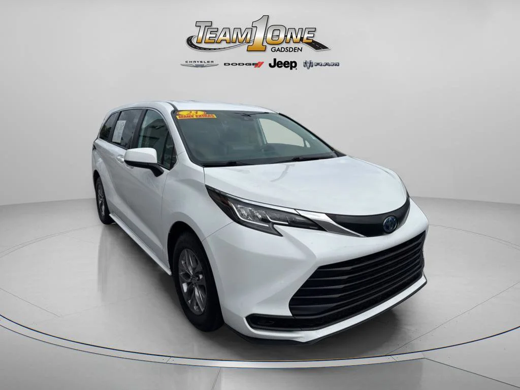 2023 Toyota Sienna LE 8-Passenger Hybrid FWD's photo