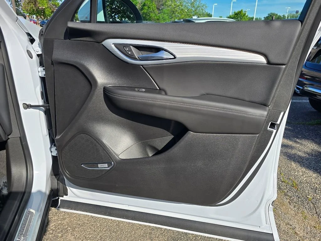 New 2026 Iridescent White Tricoat Buick Avenir image 34