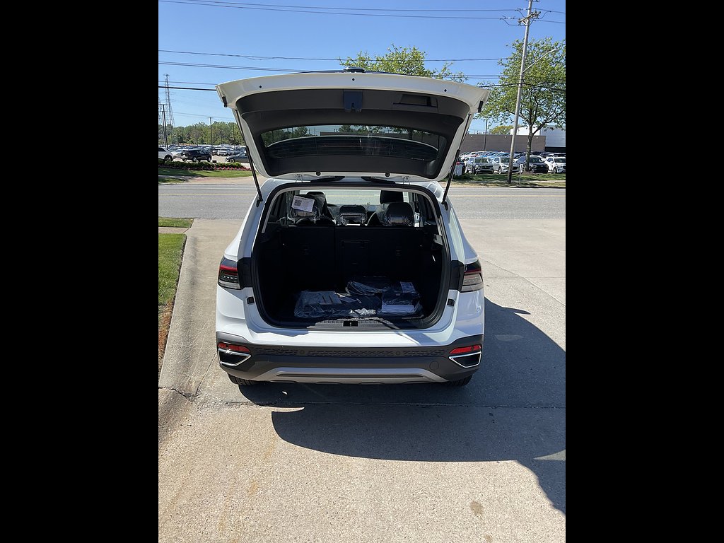 New 2026 Pure White Volkswagen SE 4Motion image 5