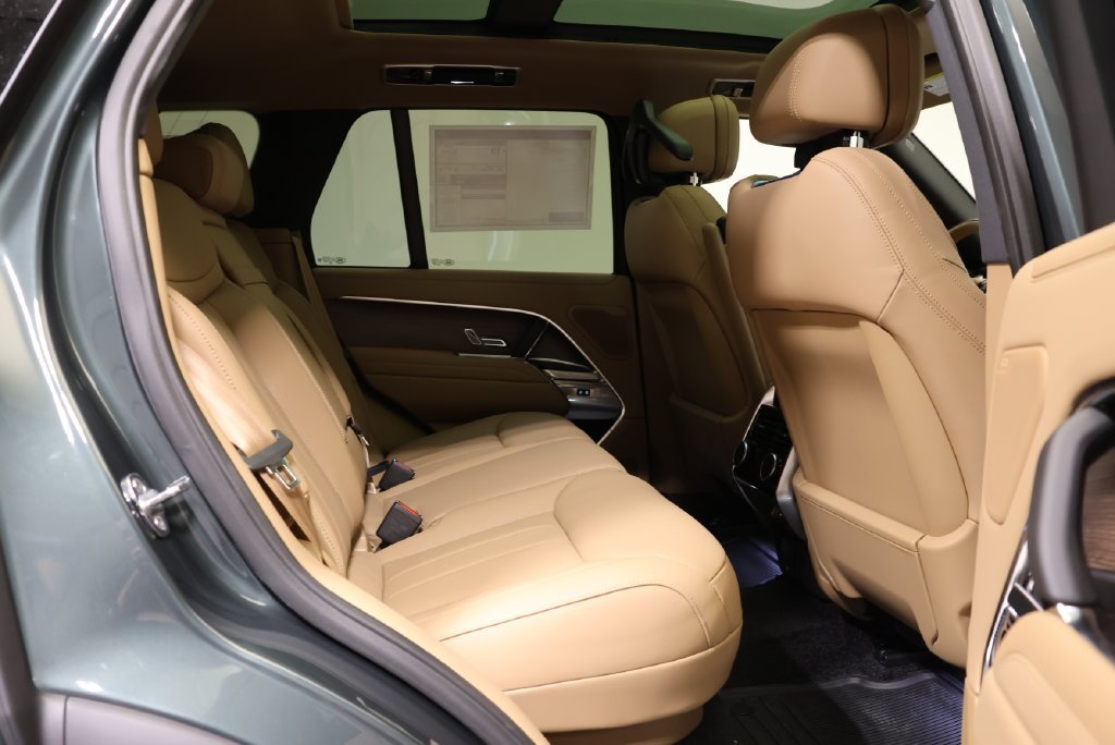 New 2027 Belgravia Green LAND ROVER SE image 44