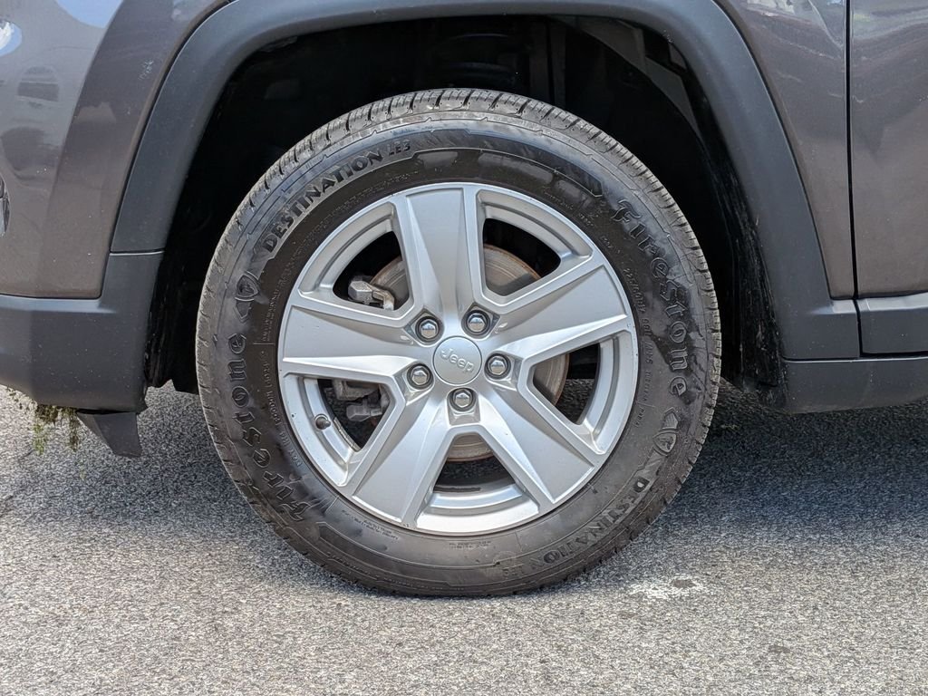 Certified Used 2022 Gray Jeep Latitude image 27