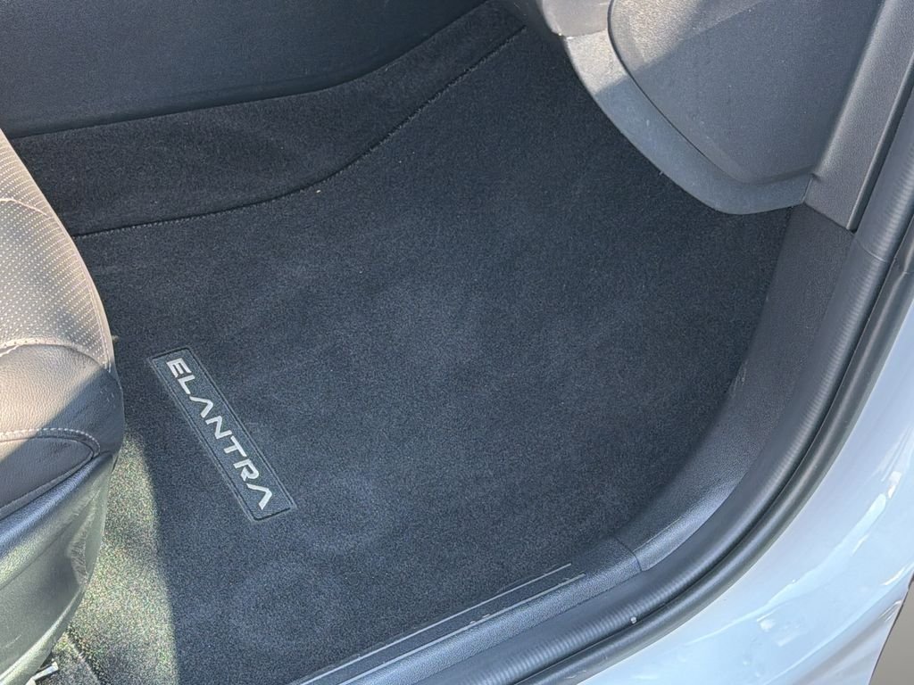 2025 Hyundai Elantra Limited - Photo 40