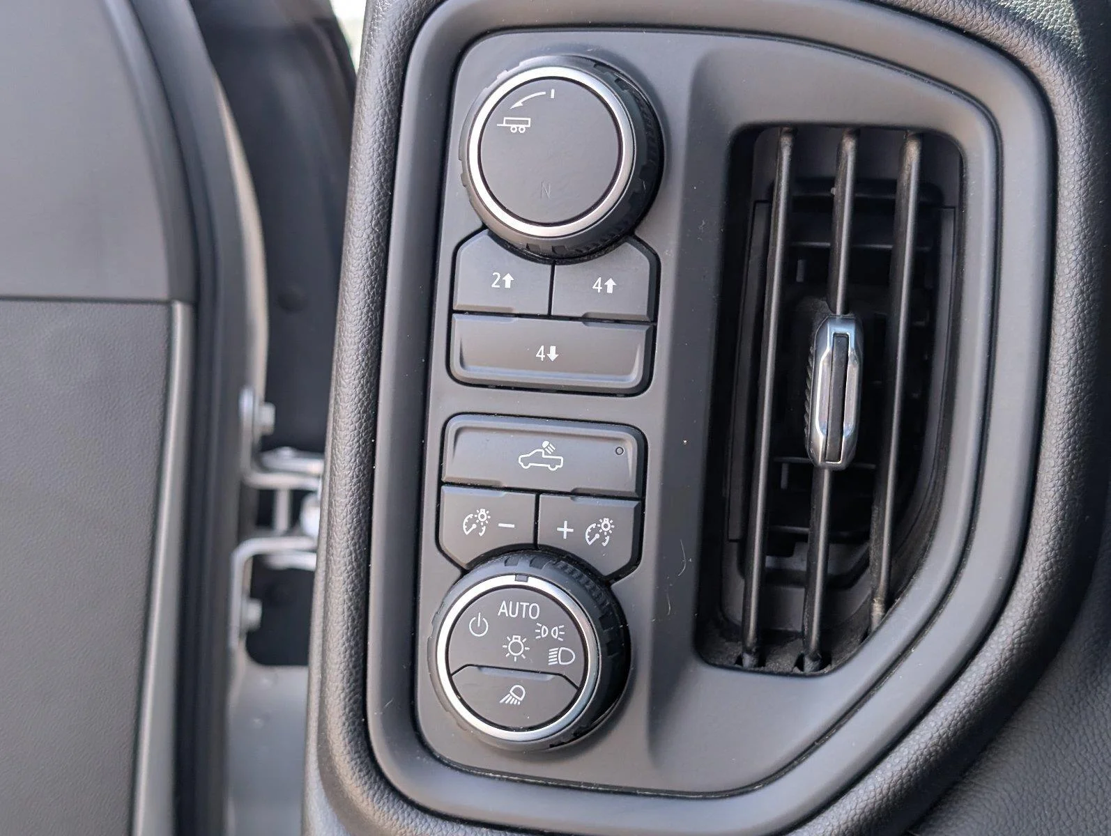 Used 2022 SILVER ICE METALLIC Chevrolet Custom image 27