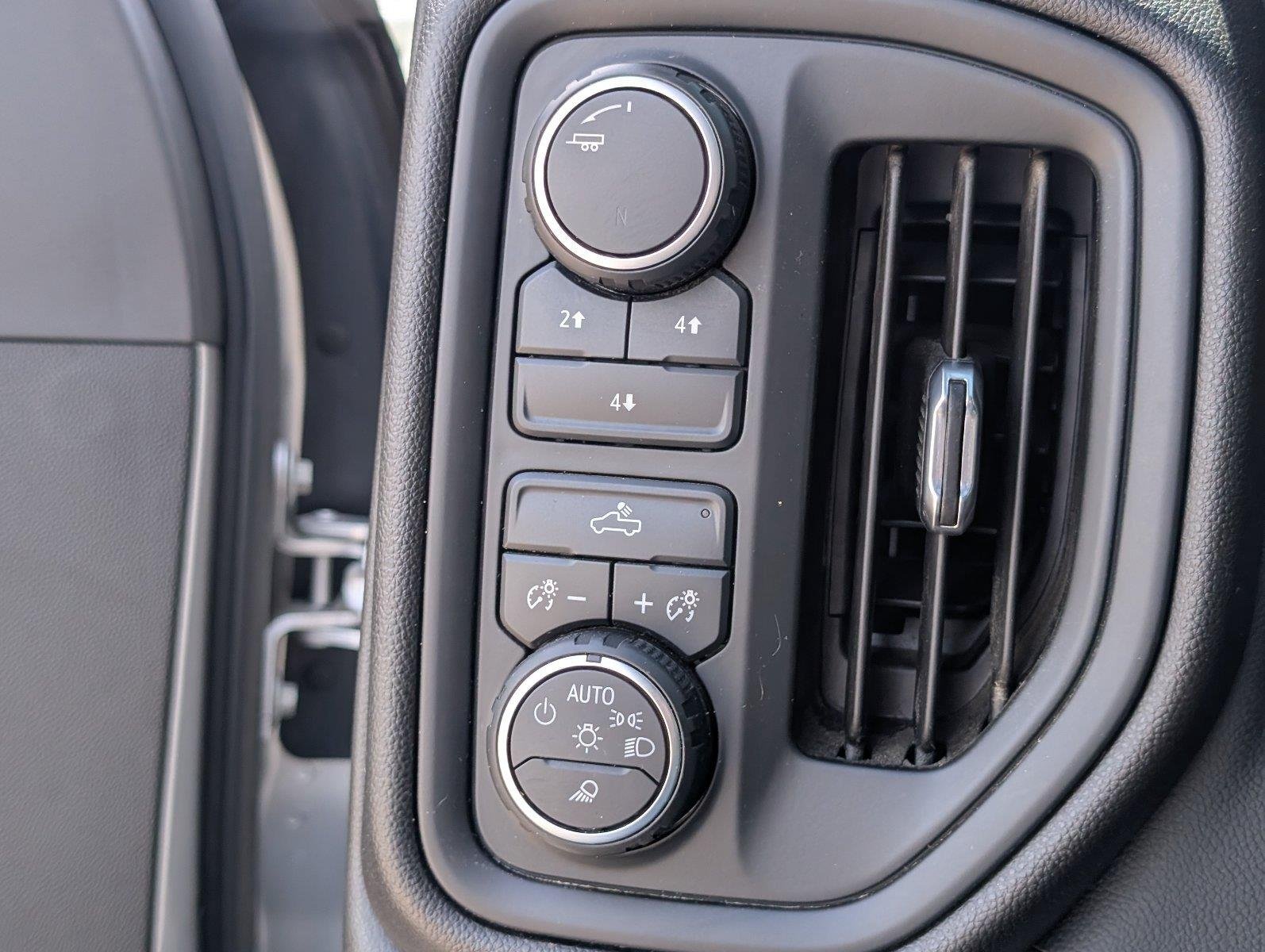 Used 2022 SILVER ICE METALLIC Chevrolet Custom image 27