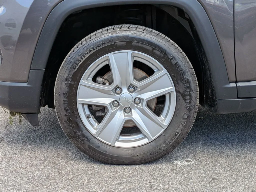 Used 2022 Gray Jeep Latitude image 27