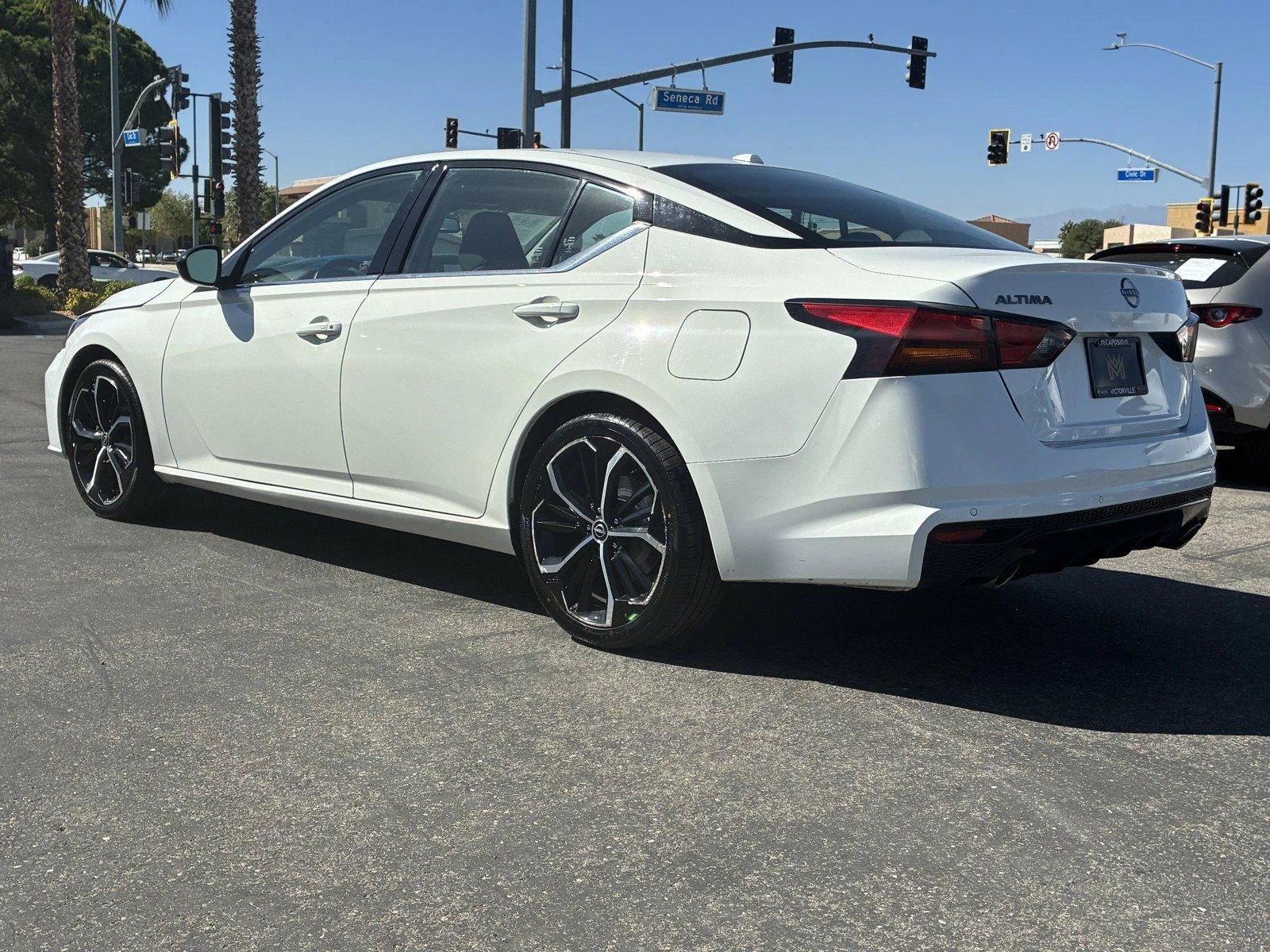Used 2024 Glacier White Nissan 2.5 SR image 4
