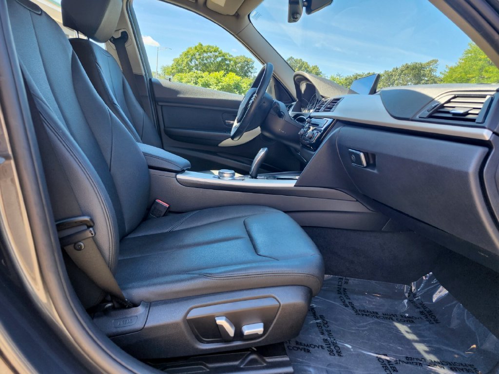 Used 2018 Gray BMW 320i xDrive image 12