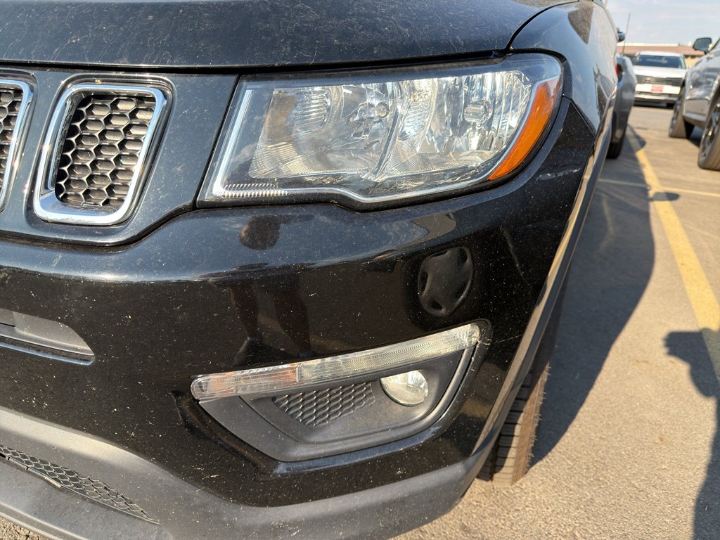 Used 2019 Diamond Black Crystal Pearlcoat Jeep Latitude image 9