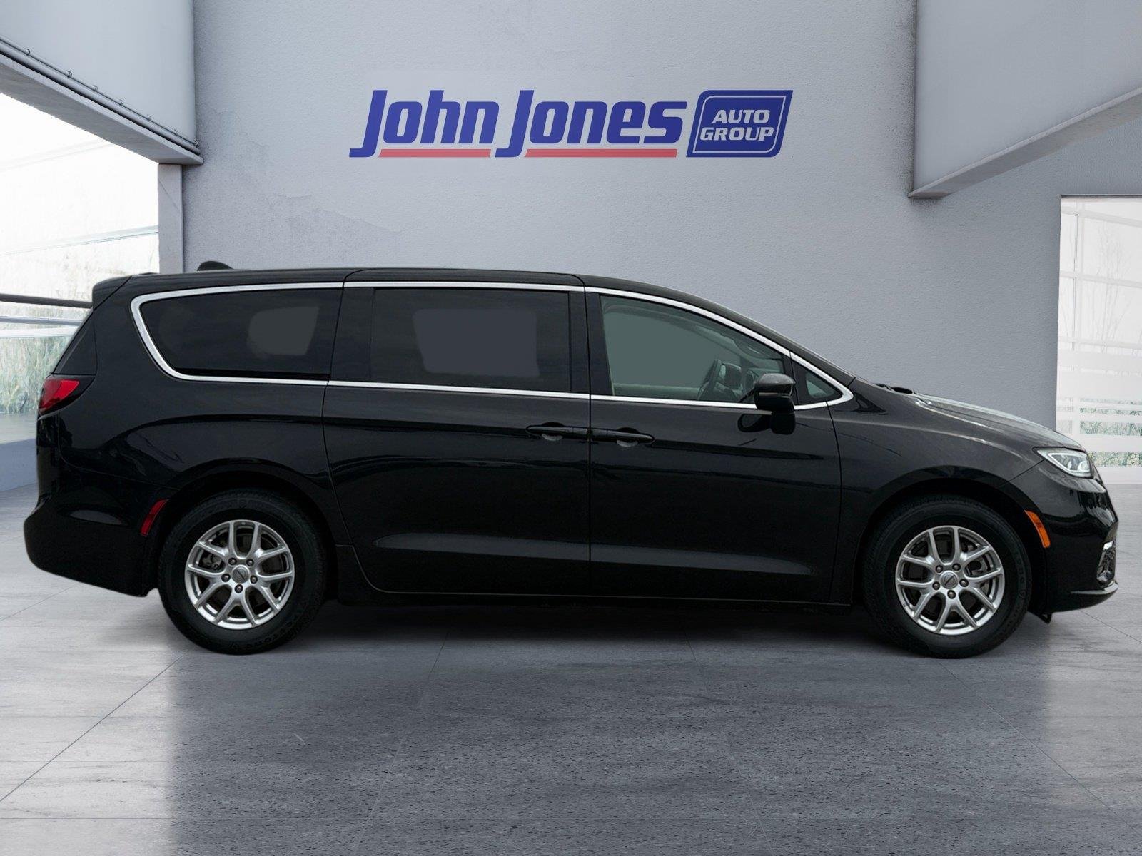 Used 2023 Brilliant Black Crystal Pearlcoat Chrysler Touring L image 6