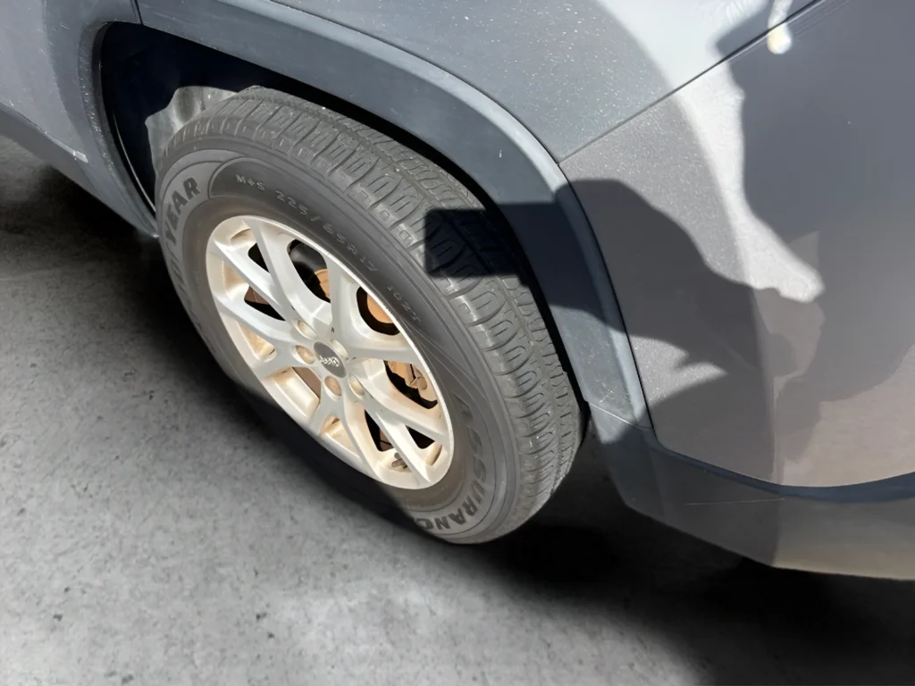 Used 2014 Silver Jeep Latitude image 5