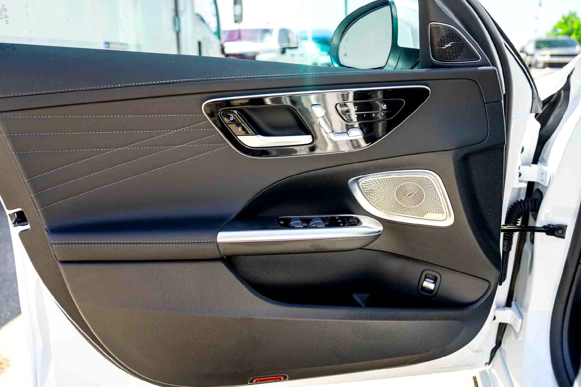 New 2026 MANUFAKTUR Moonlight White Metallic Mercedes-Benz C 300 image 8