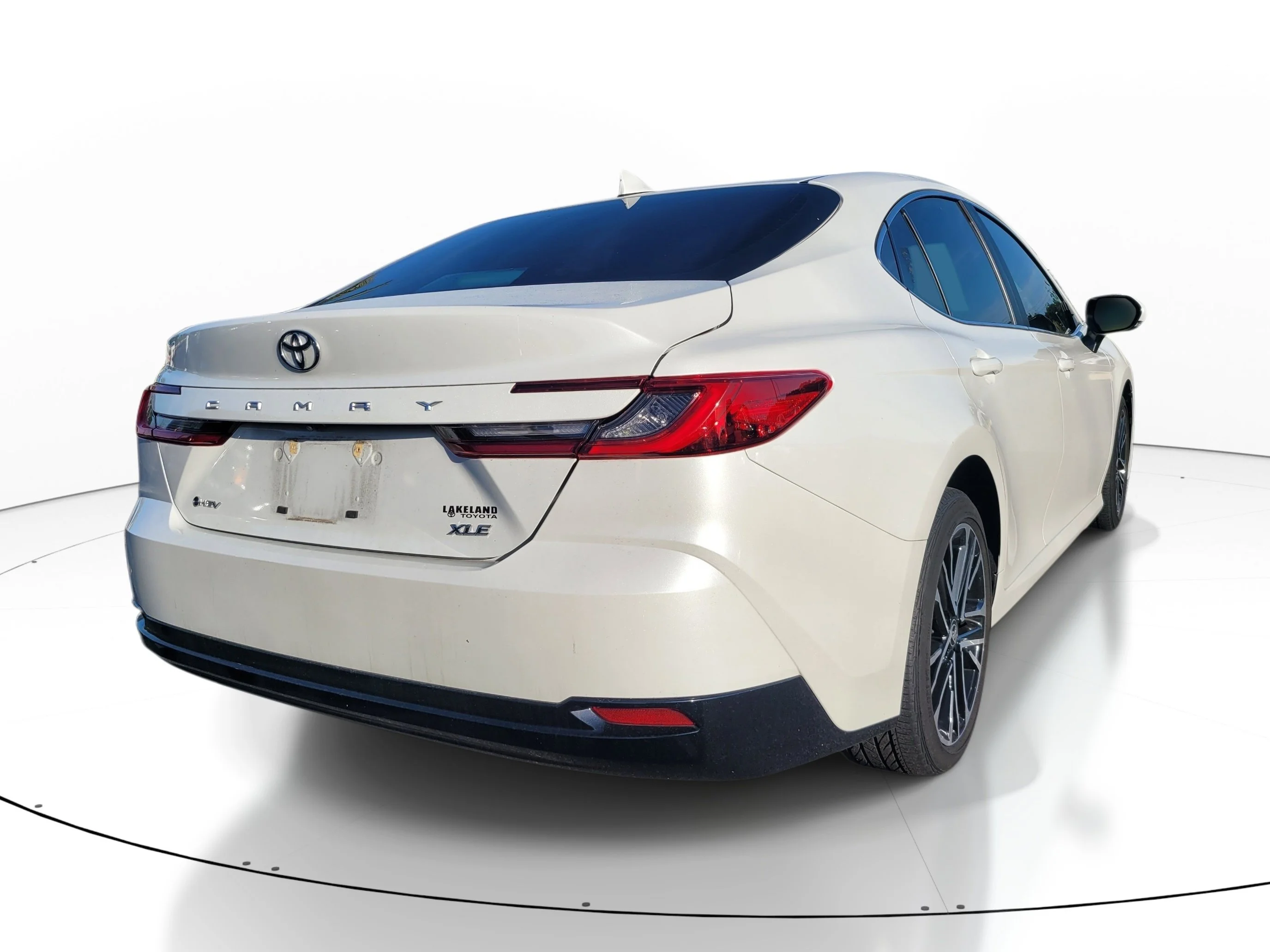 Used 2025 Pearl Toyota LE image 4