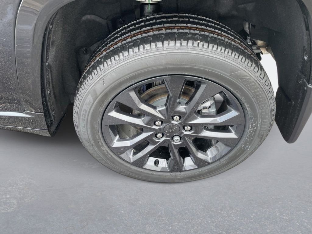 New 2026 Diamond Black Crystal Pearl-Coat Exterior Paint Jeep Limited Reserve image 10