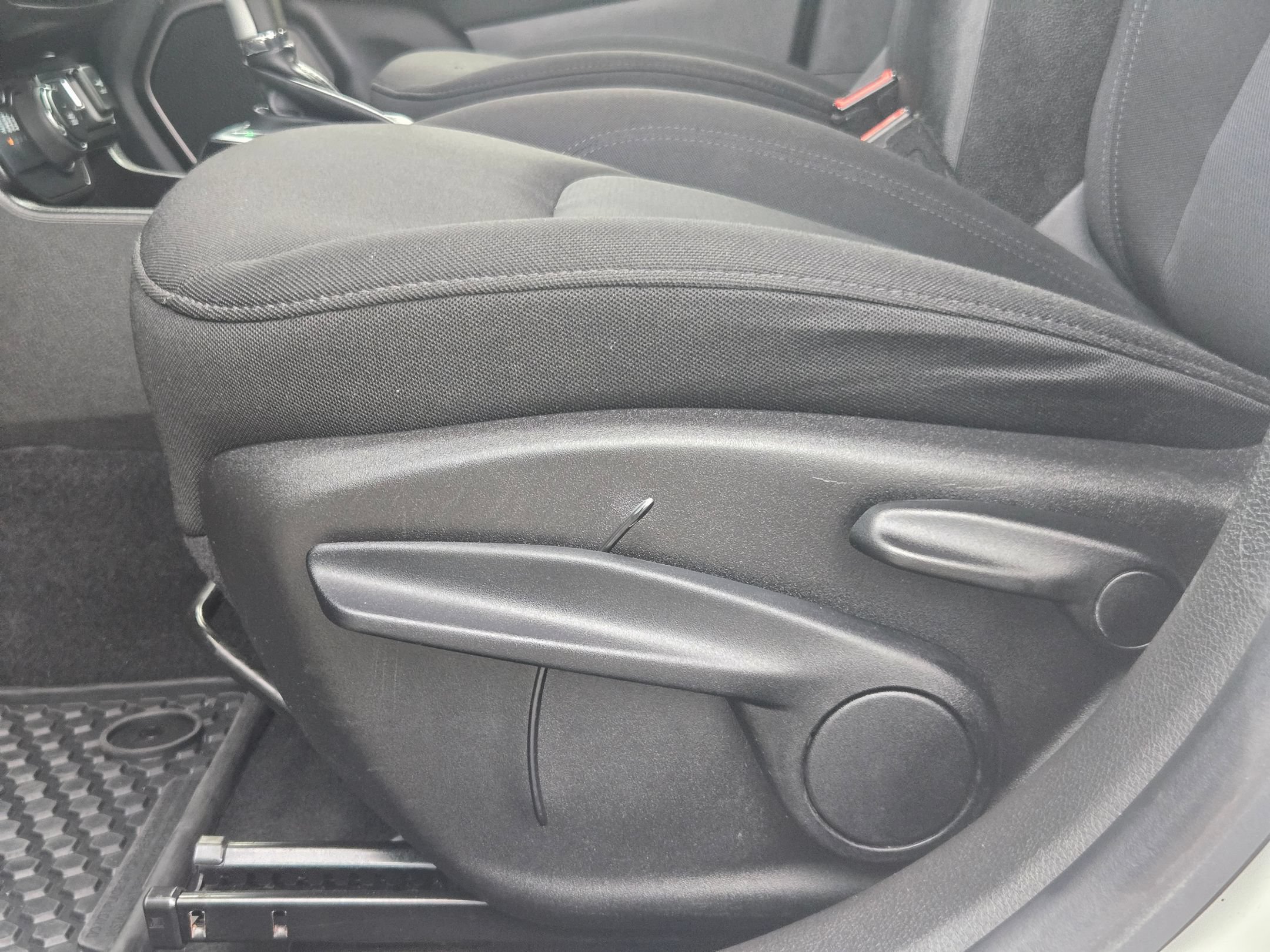 Used 2023 Alpine White Clearcoat Jeep Latitude image 23