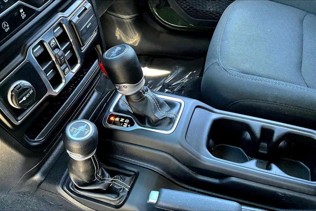 Used 2022 Green Jeep Unlimited Sahara image 18