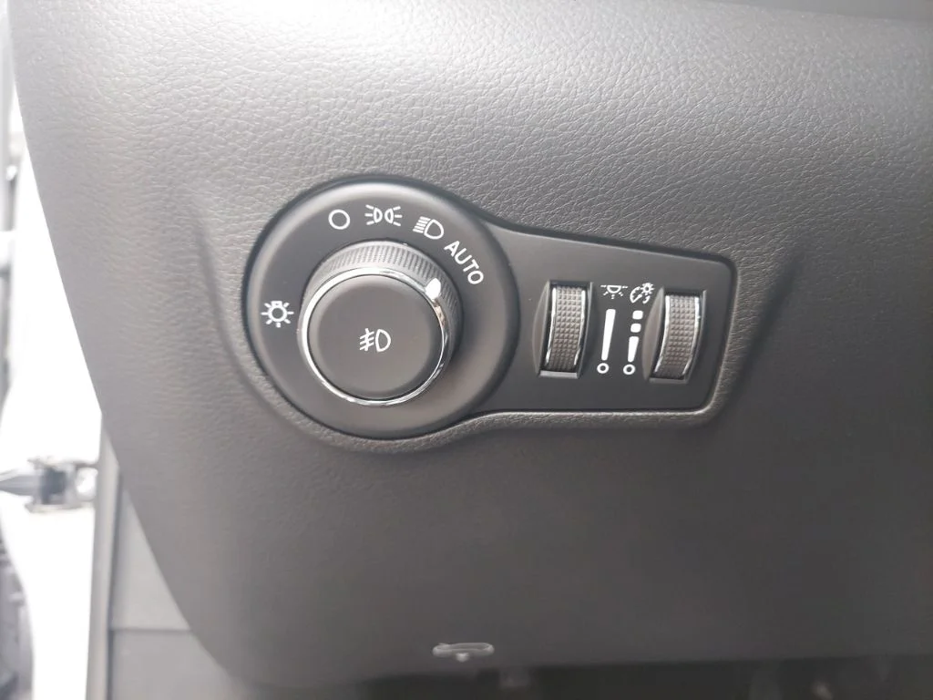 New 2026 Silver Zynith Metallic Clearcoat Jeep Latitude image 19