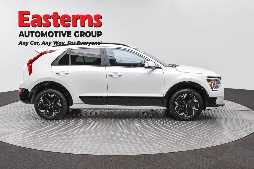 Used 2024 White Kia Wind image 4