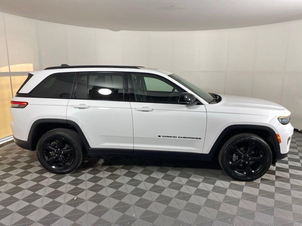 Used 2024 Bright White Clearcoat Jeep Altitude X image 11