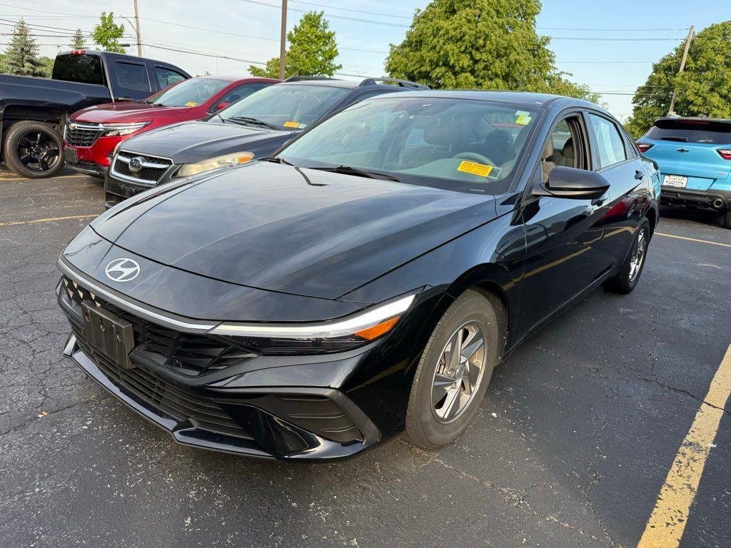 Used 2024 Abyss Black Hyundai SE image 3
